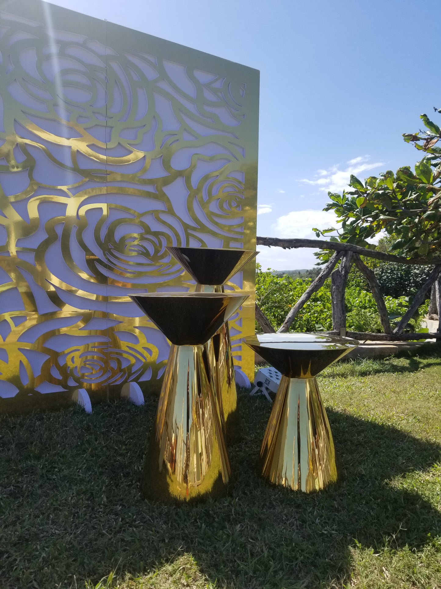 Soild Gold Bistro Cake Table