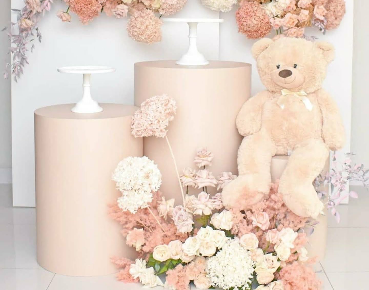 Cylinders Cake Table